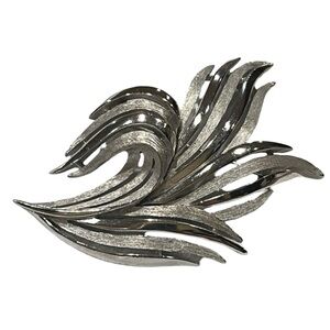 Vintage Trifari‎ Silver Tone Abstract Swirl Leaf or Wave Brooch Pin